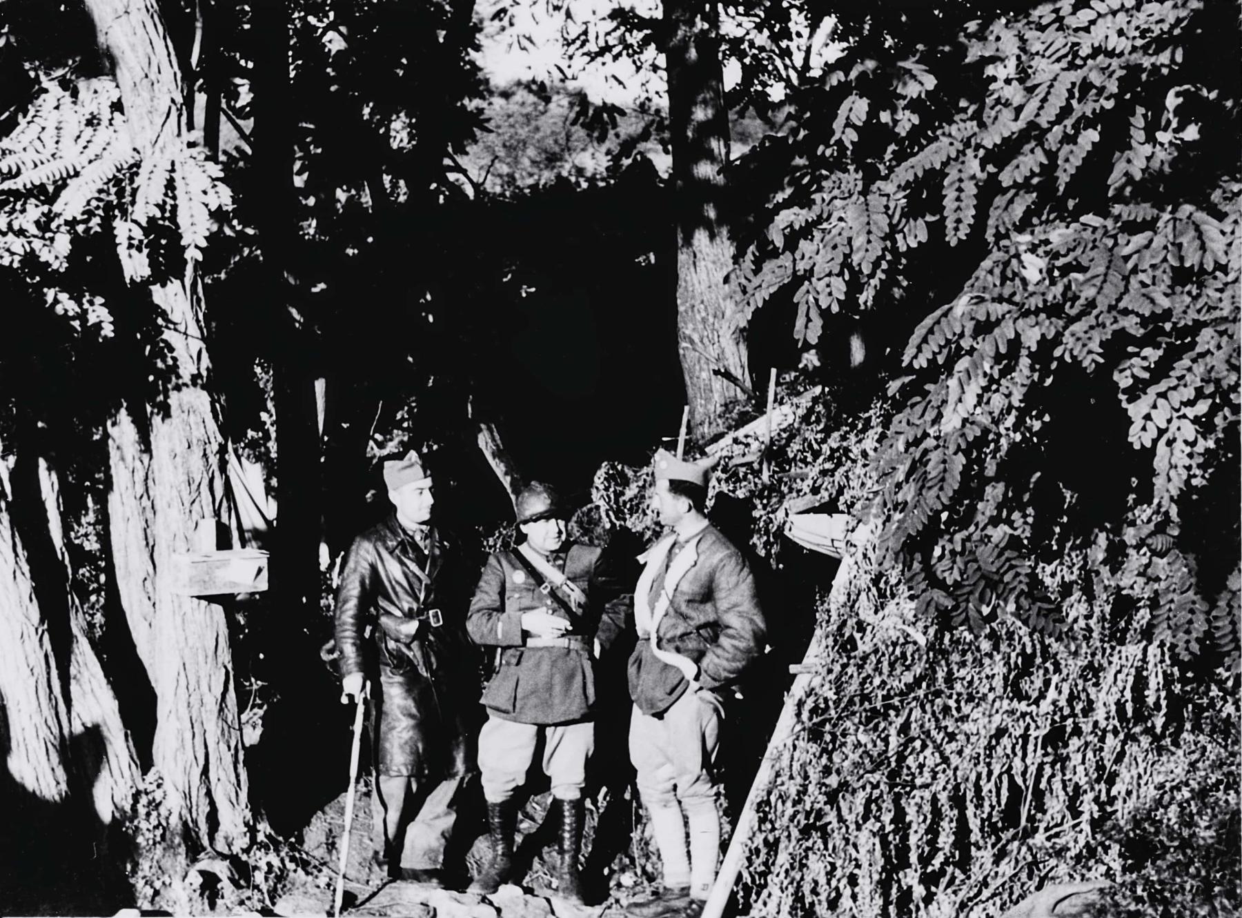 Ligne Maginot - STROMBERG - (PC) - Le PC de la position du Stromberg en septembre 1939
Les Lts Sauvergrain, Back et Varley du 168° RIF devant l'entrée de l'abri