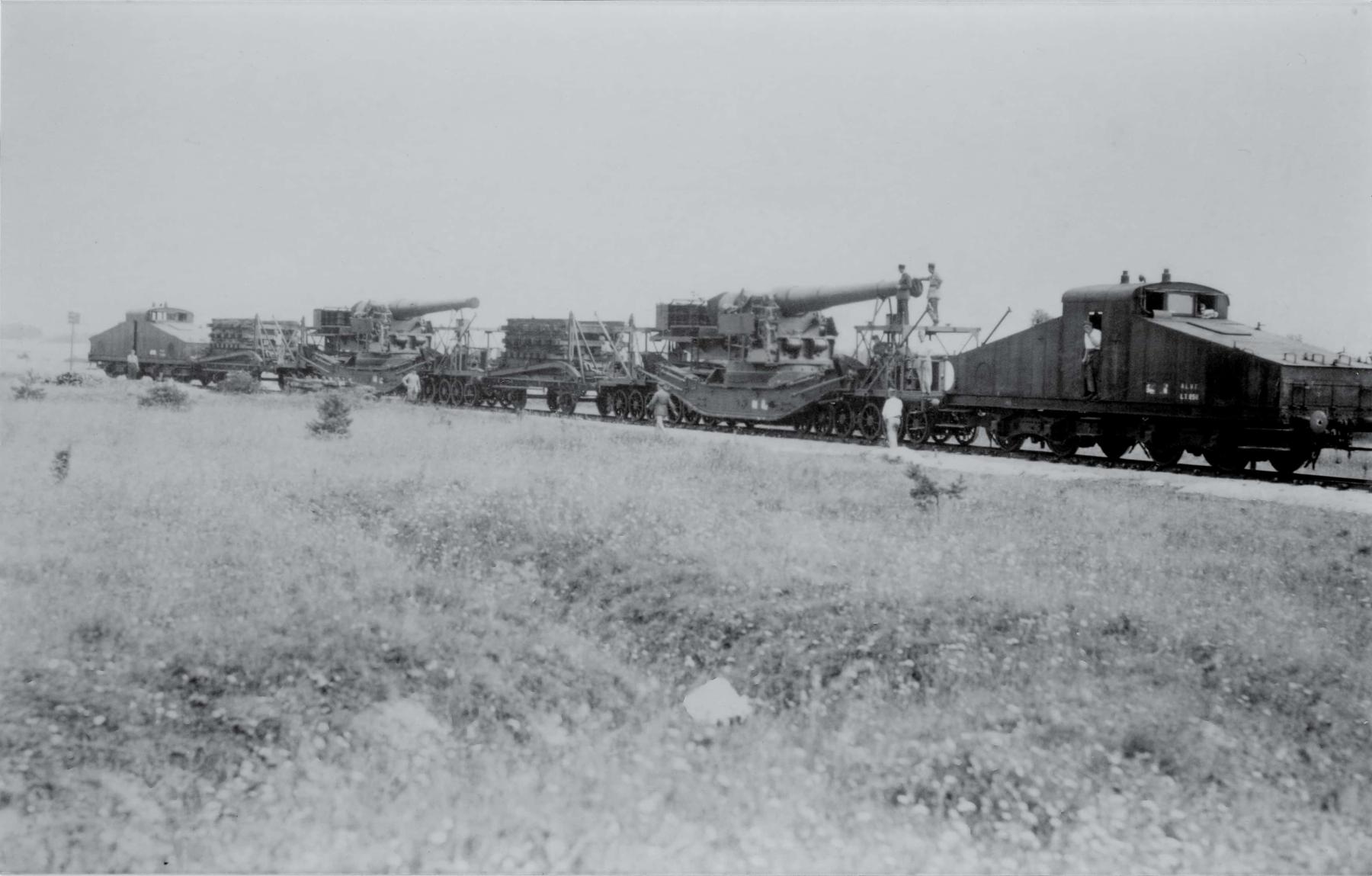 Ligne Maginot - ALVF - Materiel de 240 TAZ mle 1893/96 - Camp de Chalons - 9 septembre 1932
Convoi de deux pièces d'ALVF de 240mm TAZ (Tous Azimuths) modèle 1893/96 tracté par deux locotracteurs Crochat type 44 L 4 N.
Ces pièces sont celles ayant équipé les 10° et 11° batteries du 374° RALVF après mars 1940.