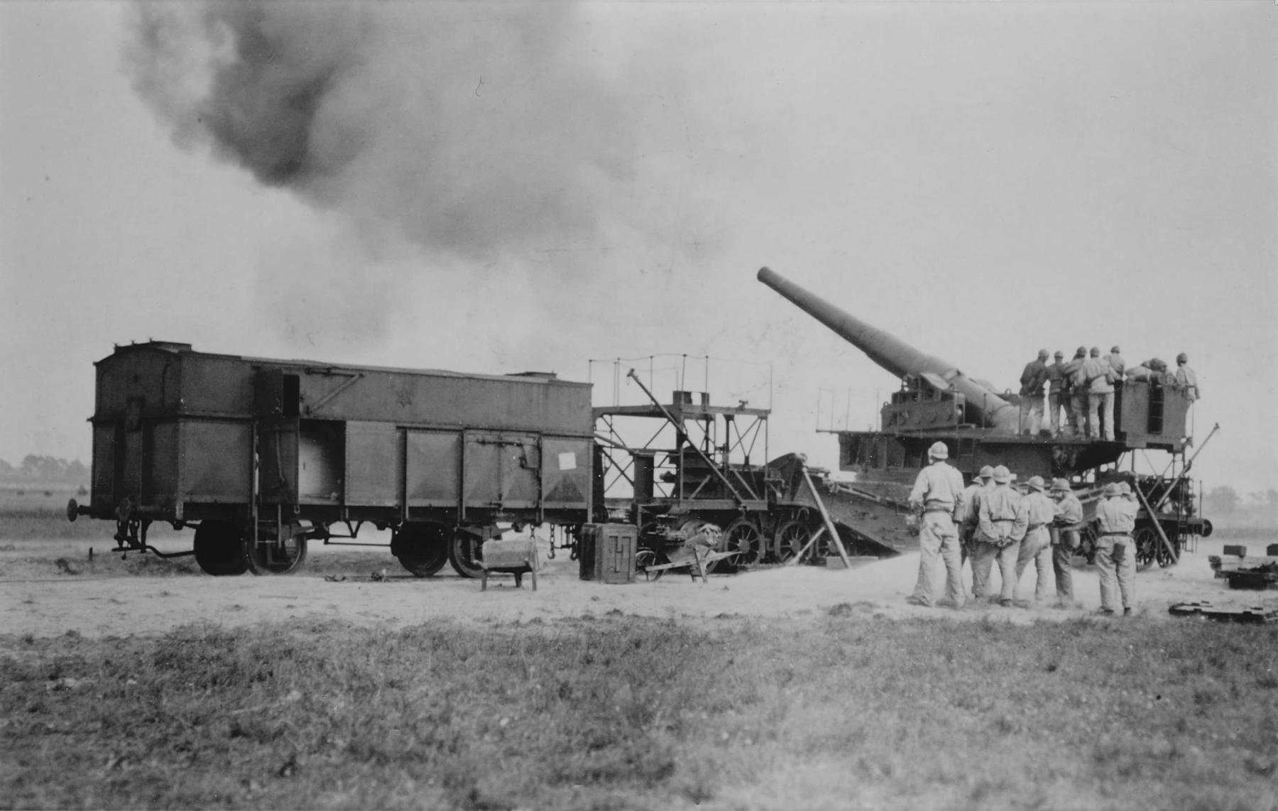Ligne Maginot - 374° Régiment d'Artillerie Lourde sur Voie Ferrée (374° RALVF) - Camp de Châlons le 9 septembre 1932
Pièce  d'ALVF de 240 mm TAZ (Tous Azimuths) modèle 1893/96 en position de tir.
Cette pièce est l'une de celles celles ayant équipé les 10° et 11° batteries du 374° RALVF après mars 1940.