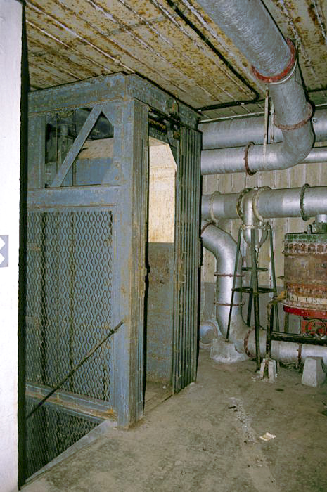Ligne Maginot - CAP MARTIN - (Ouvrage d'artillerie) - Bloc 1
Le monte-charge - LOVINY Alain