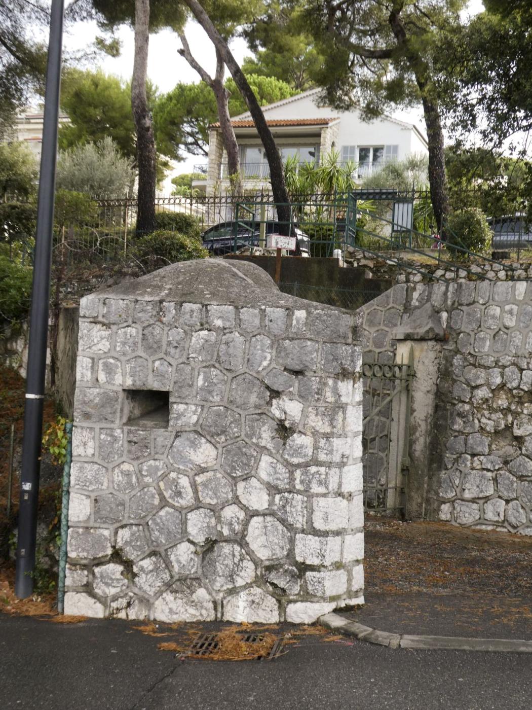 Ligne Maginot - CAP MARTIN - (Ouvrage d'artillerie) - Guérite de garde à l'entrée, menant au bloc 1 - ELLENA Daniel - CUNY Philippe