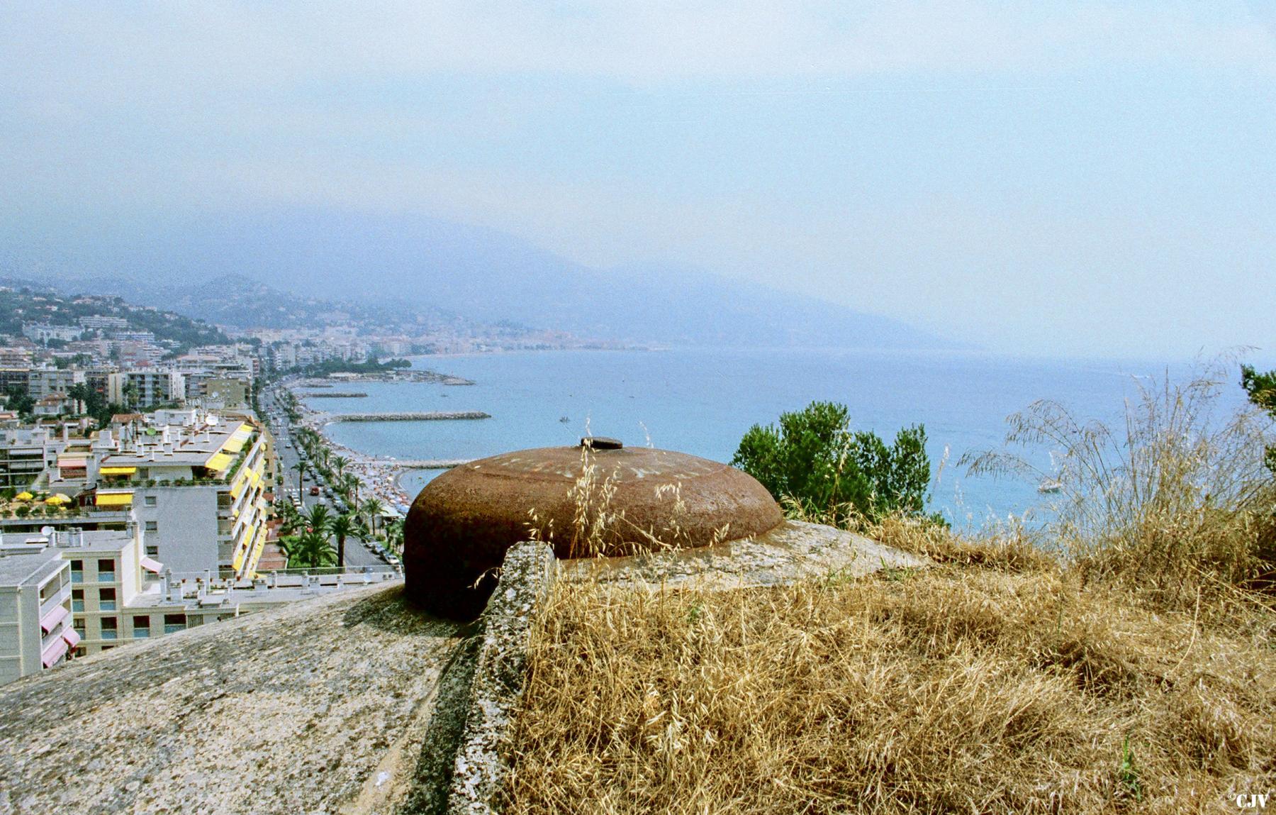 Ligne Maginot - CAP MARTIN - (Ouvrage d'artillerie) - Bloc 2
La frontière vue depuis la cloche VDP - Lia VERMEULEN