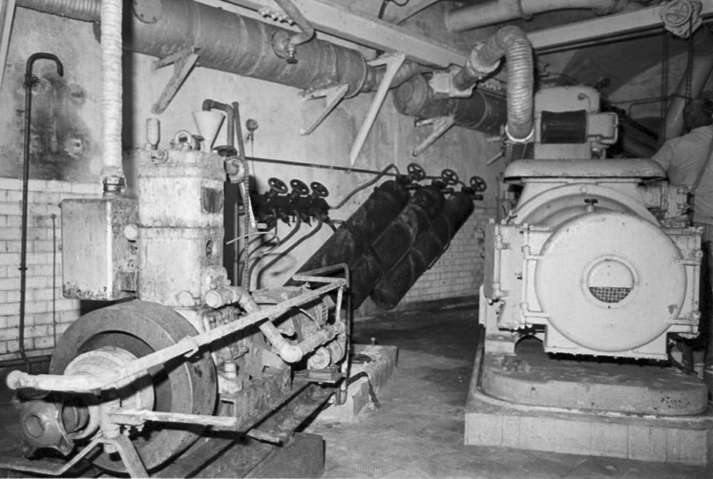 Ligne Maginot - CAP MARTIN - (Ouvrage d'artillerie) - L'usine électrique
Groupes électrogènes à moteurs Renault.
Le groupe à l'avant plan est le groupe auxiliaire à moteur CLM 1PJ65 - LOVINY Alain