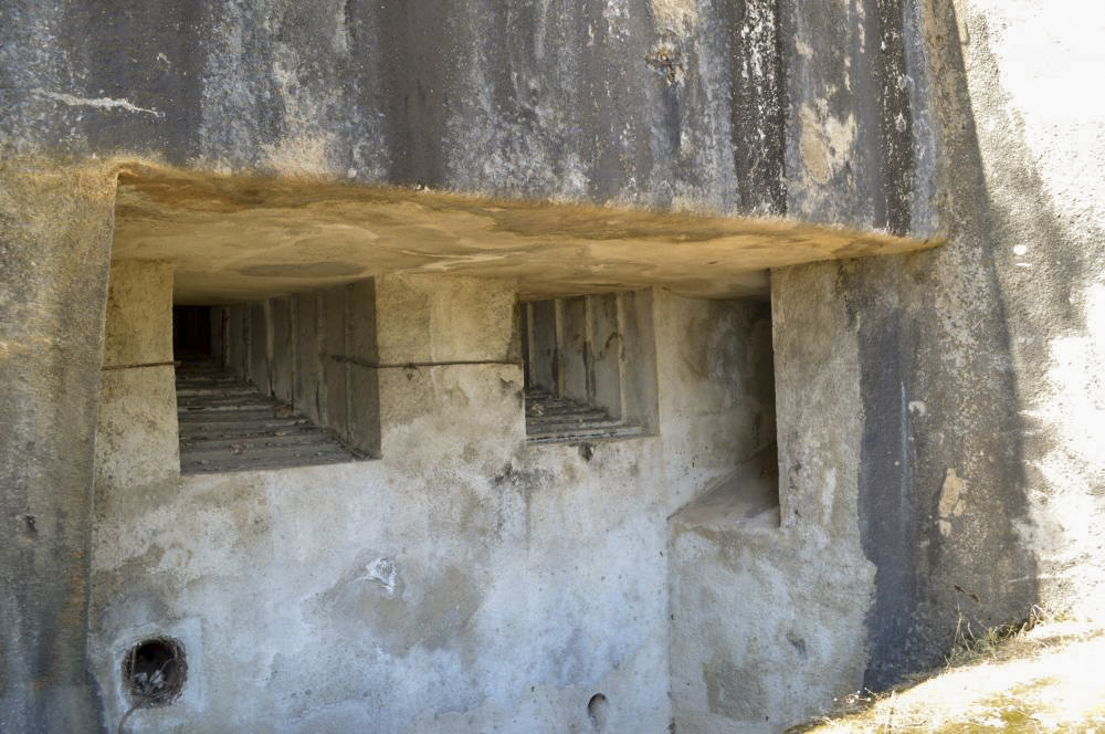 Ligne Maginot - CAP MARTIN - (Ouvrage d'artillerie) - Bloc 2
Les créneaux pour jumelages de mitrailleuses - ukmaginot