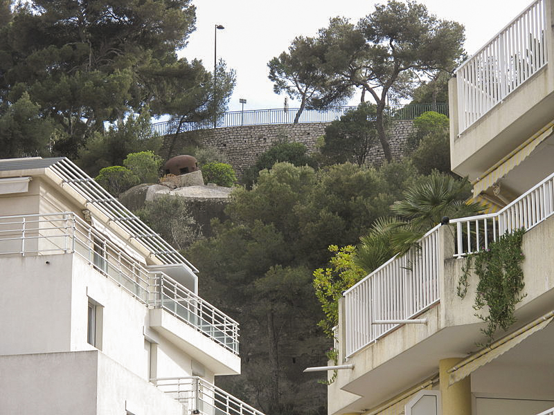 Ligne Maginot - CAP MARTIN - (Ouvrage d'artillerie) - Bloc 3
Le bloc vu en contrebas depuis les immeubles construits depuis. 
Noter l'inclinaison de la cloche suite à la destruction du bloc par les allemands - Tangopaso