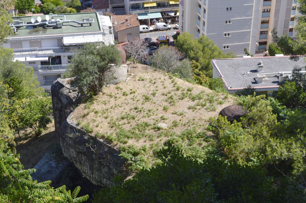 Ligne Maginot - CAP MARTIN - (Ouvrage d'artillerie) - Bloc 3
Le bloc vu du dessus. 
Noter la cloche GFM sortie de son logement - ukmaginot