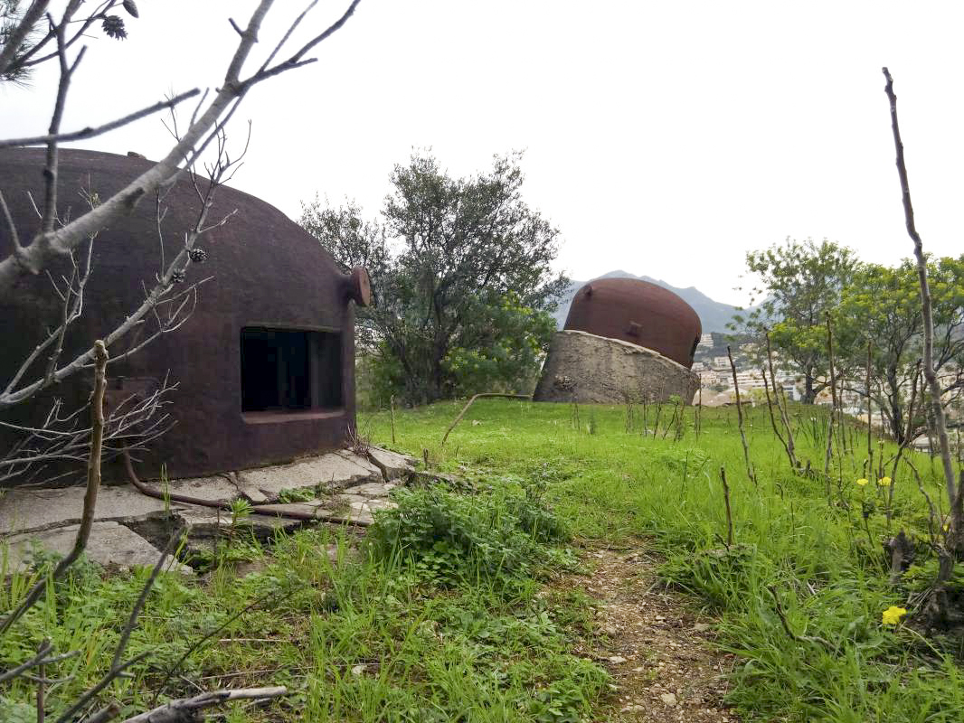Ligne Maginot - CAP MARTIN - (Ouvrage d'artillerie) - Bloc 3
La dalle de ciel du bloc, on voit la cloche GFM qui est penchée - HENZEL Elian