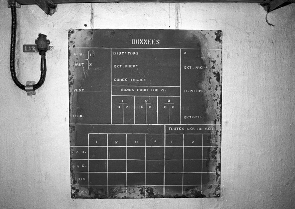 Ligne Maginot - CAP MARTIN - (Ouvrage d'artillerie) - PC artillerie
Tableau de données sur tir à effectuer - LOVINY Alain