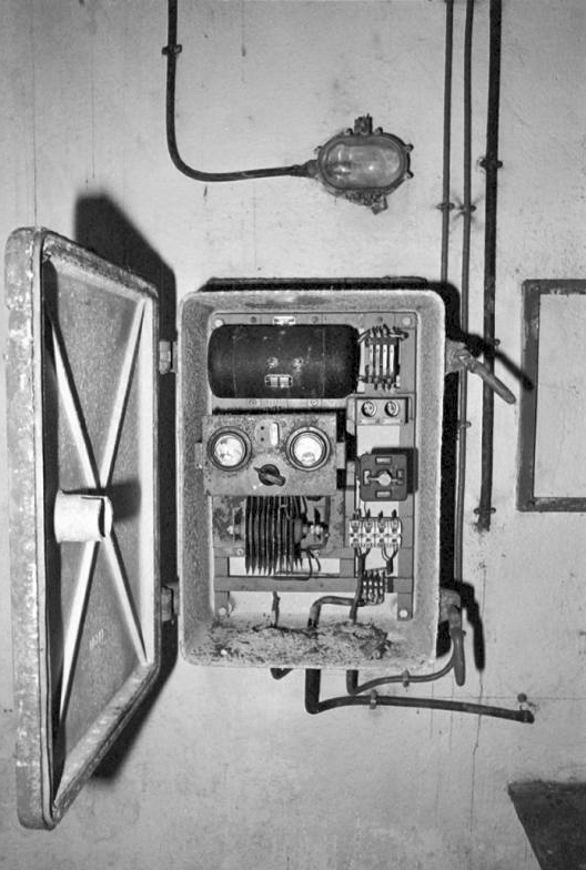Ligne Maginot - CAP MARTIN - (Ouvrage d'artillerie) - Boitier chargeur convertisseur d'un transmetteur d'ordre dans PC Artillerie - Alain LOVINY