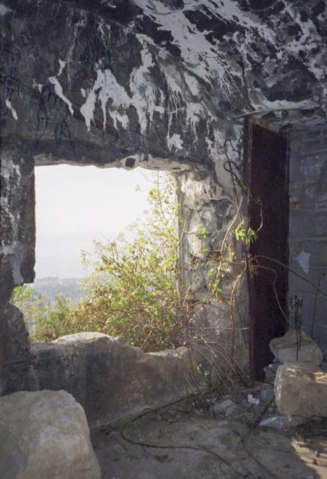 Ligne Maginot - MONT DES MULES - (Observatoire indéterminé) - L'intérieur de l'observatoire.
La porte a été murée - LOVINY Alain