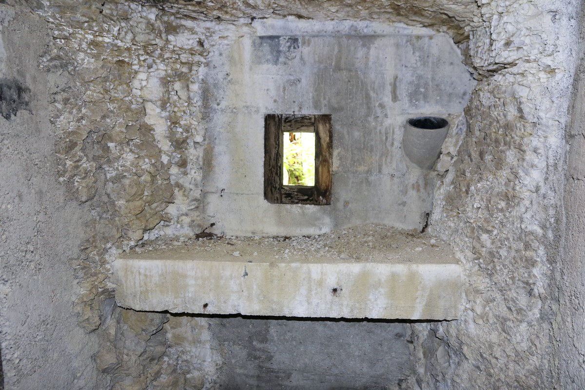 Ligne Maginot - CLOS DU PENDU - (Ouvrage d'infanterie) - Le créneau de défense d'accès

 - Alain Perouffe