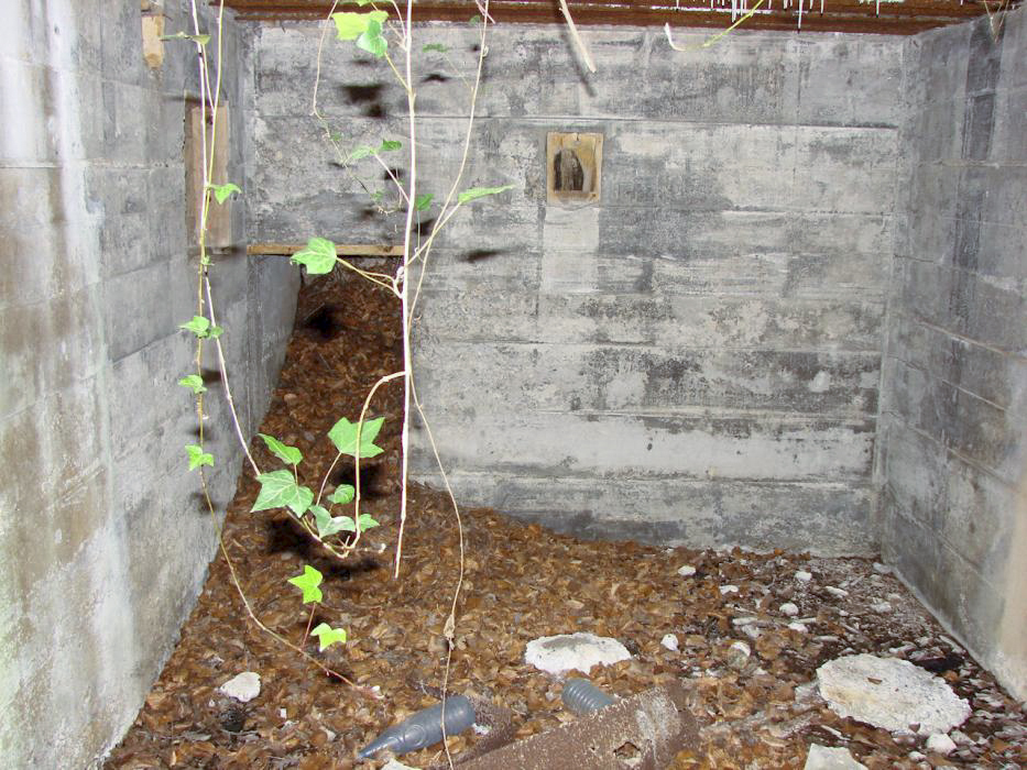 Ligne Maginot - CB150 - HASDORFEROD NORD - (Blockhaus pour arme infanterie) - On aperçoit la présence des planches de coffrage dans chaque ouverture. - Schnoupf