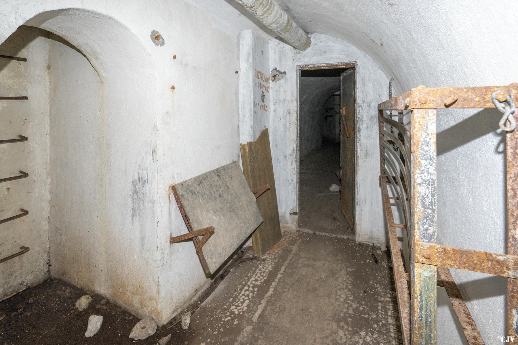 Ligne Maginot - CASTES RUINES (CR) - (Ouvrage d'infanterie) - Le passage vers bloc 3
A gauche l’échelle du bloc 5 - Lia VERMEULEN