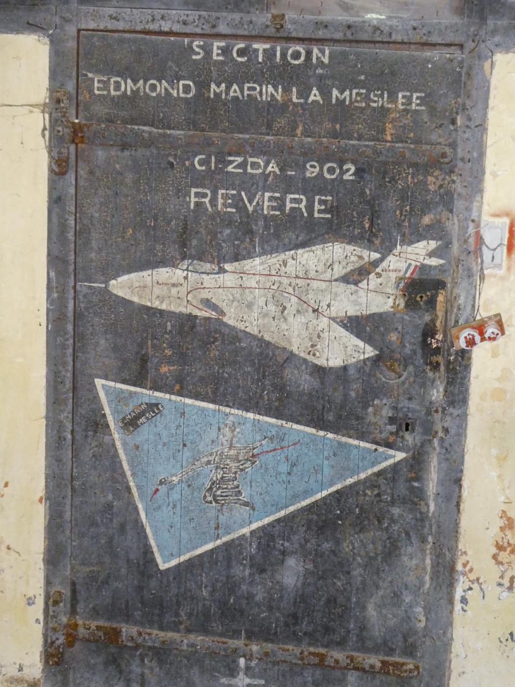 Ligne Maginot - FORT DE LA REVERE - (Casernement) - Porte de la chambrée
Décorations datant de la période d'occupation du fort par l'armée de l'air - ELLENA Daniel - CUNY Philippe