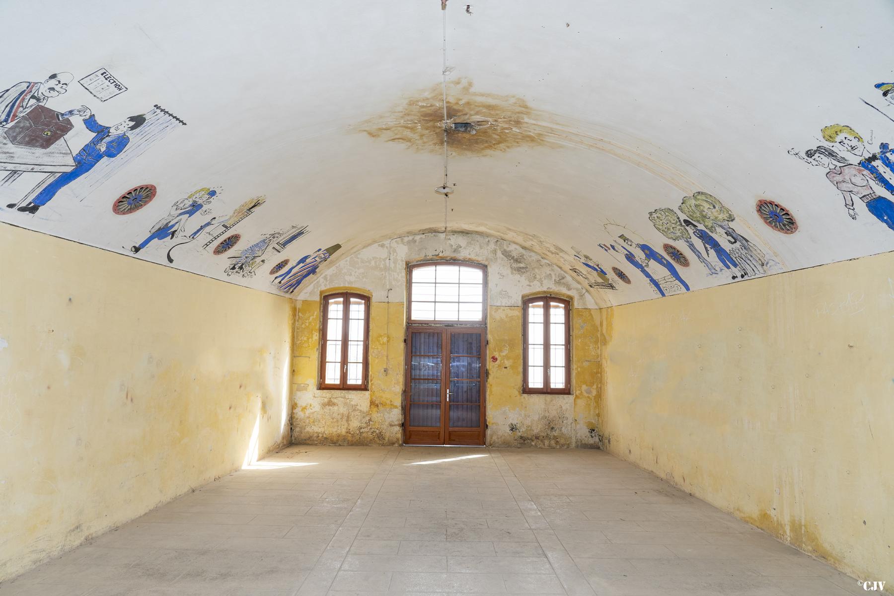Ligne Maginot - FORT DE LA REVERE - (Casernement) - Une chambrée
Les décorations datent de la période de l'occupation par l'armée de l'air - Lia VERMEULEN