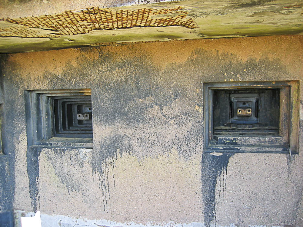 Ligne Maginot - GRAND LOT - C36 - (Casemate d'infanterie - Double) - Deux créneaux de la chambre de tir de droite. - Michel Teiten