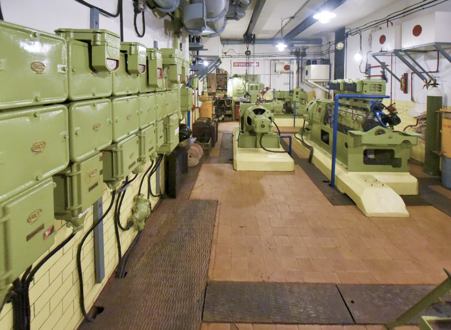 Ligne Maginot - BOIS DU FOUR - A5 - (Ouvrage d'infanterie) - L'usine de l'ouvrage, reconstruite
Les groupes ne sont pas ceux d'origine. - Ludovic KNAPP