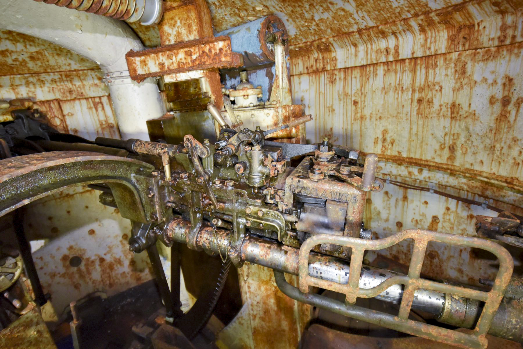 Ligne Maginot - FERMONT - A2 - (Ouvrage d'artillerie) - Bloc 1
Tourelle de 75 mle 33
Culasse semi-automatique de la pièce droite - Ludovic KNAPP
