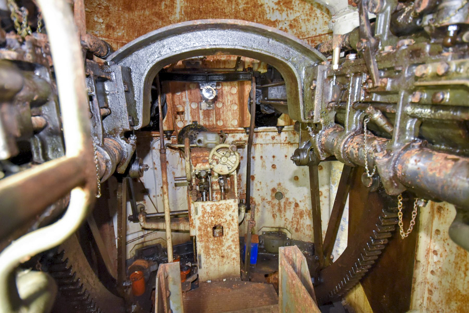 Ligne Maginot - FERMONT - A2 - (Ouvrage d'artillerie) - Bloc 1
Tourelle de 75 mle 33
Poste de pointage de la chambre de tir et lunette pour la visée directe - Ludovic KNAPP