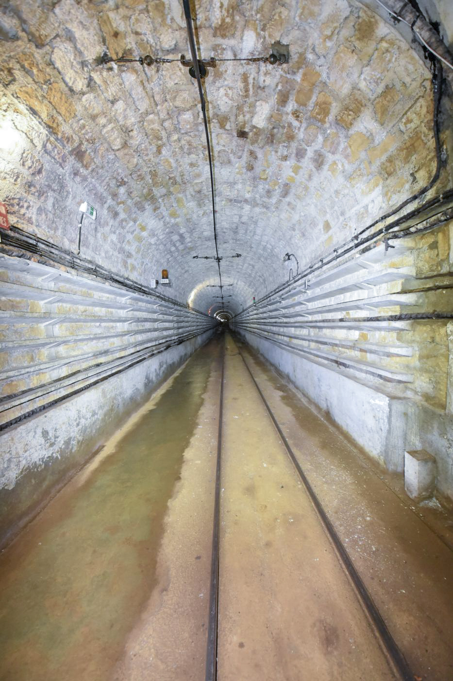 Ligne Maginot - FERMONT - A2 - (Ouvrage d'artillerie) - Galerie principale de l'ouvrage, prise des avants vers les entrées - Ludovic KNAPP