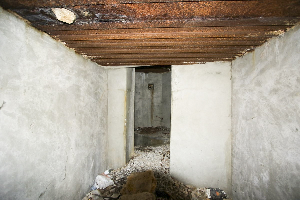 Ligne Maginot - BIEF PAROU NORD - (Blockhaus pour arme infanterie) - L'intérieur par le créneau nord
 - Alain Perouffe