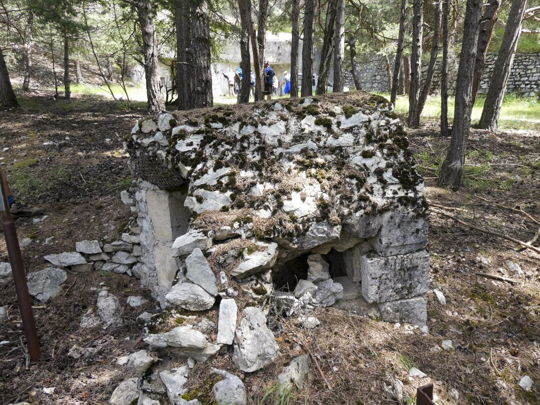 Ligne Maginot - SAINT ANTOINE - (Blockhaus pour arme infanterie) - Le créneau surveillant le chemin d'accès à l'entrée de l'ouvrage - ELLENA - CUNY