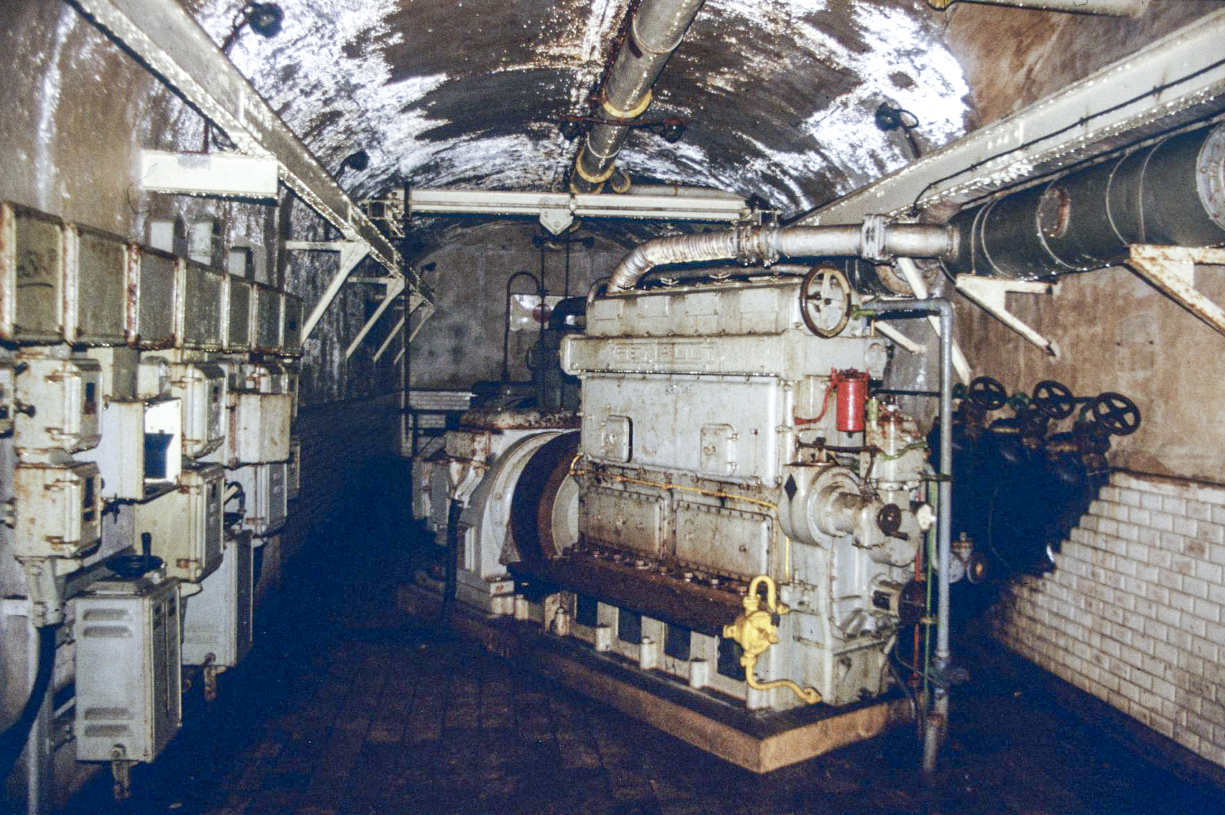 Ligne Maginot - CAP MARTIN - (Ouvrage d'artillerie) - L'usine électrique
Groupes électrogènes à moteurs Renault - PRASIL Michal
