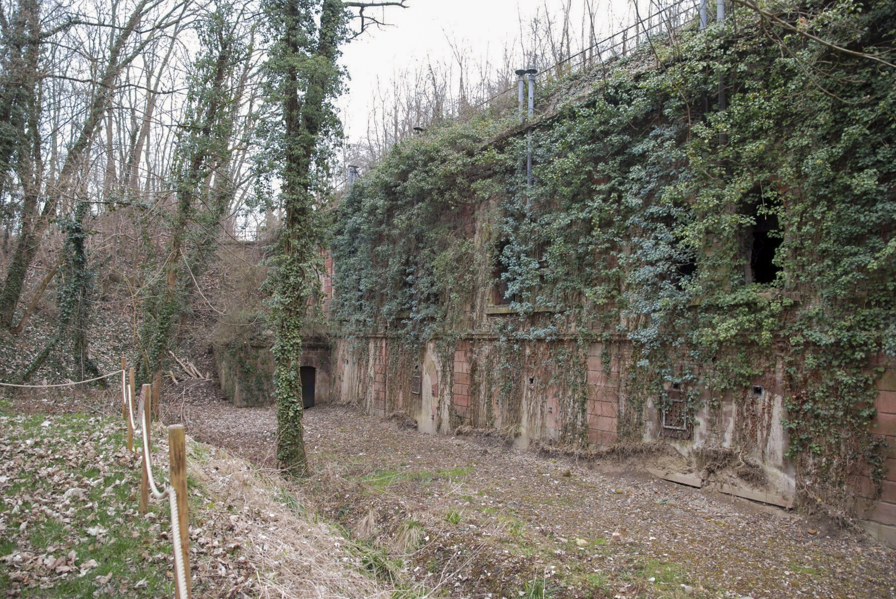 Ligne Maginot - FORT UHRICH (237°RI) - (PC) - Aile gauche du casernement
Au fond, la poterne donnant accès au flanc gauche - knapp ludovic