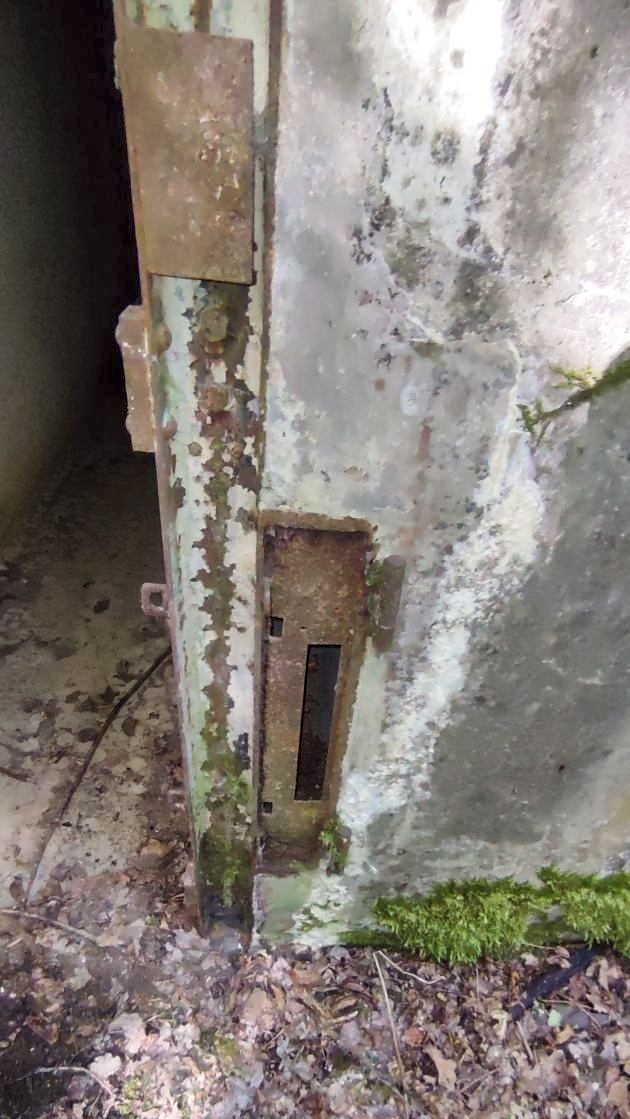 Ligne Maginot - G1 - (Chambre de coupure - Avec central) - Détail bas de la porte - J.L