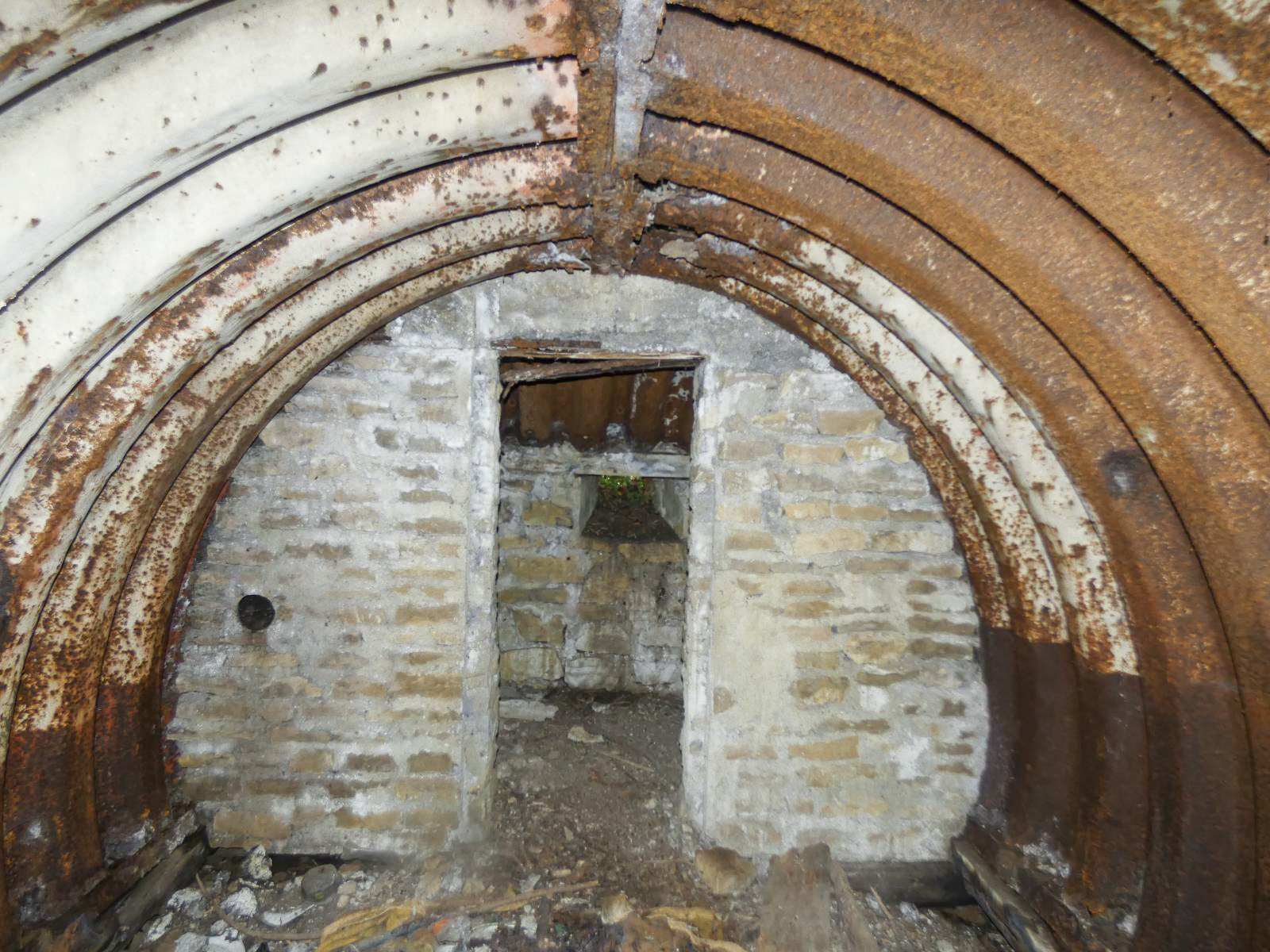 Ligne Maginot - BOMBACHERHOF - FERME BOMBACH (3°BON 166° RIF) - (PC de Quartier) - Annexe gauche
L'alvéole réalisée en tôle métro - Minich Jean-Michel