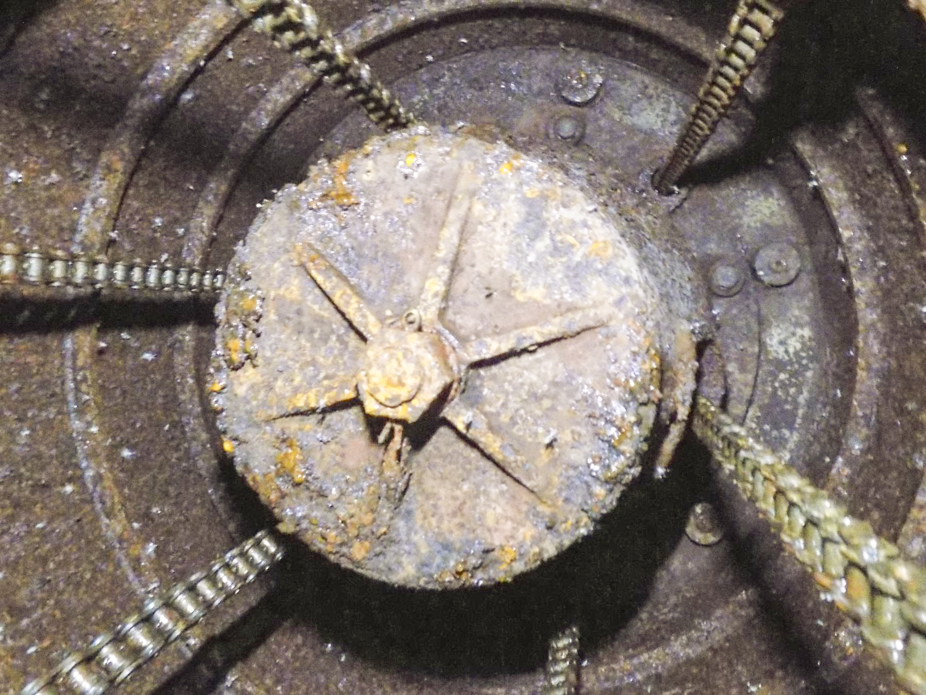 Ligne Maginot - HOCHWALD HAUT AVANT - BLOC 20 - O7 - (Observatoire d'artillerie) - Logement du contrepoids de la colonne et du plancher - J.L