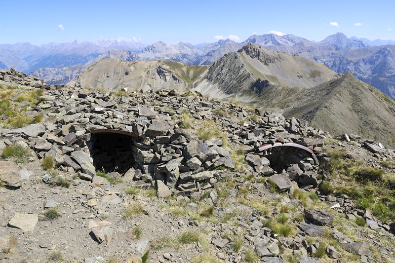 Ligne Maginot - GARDIOLE SOMMET - (Observatoire d'artillerie) - Le Mur de Berwick englobe le sommet.
Sur celui ci on trouve une tour, 2 abris en tôle métro et des positions en pierres - Alain Perouffe