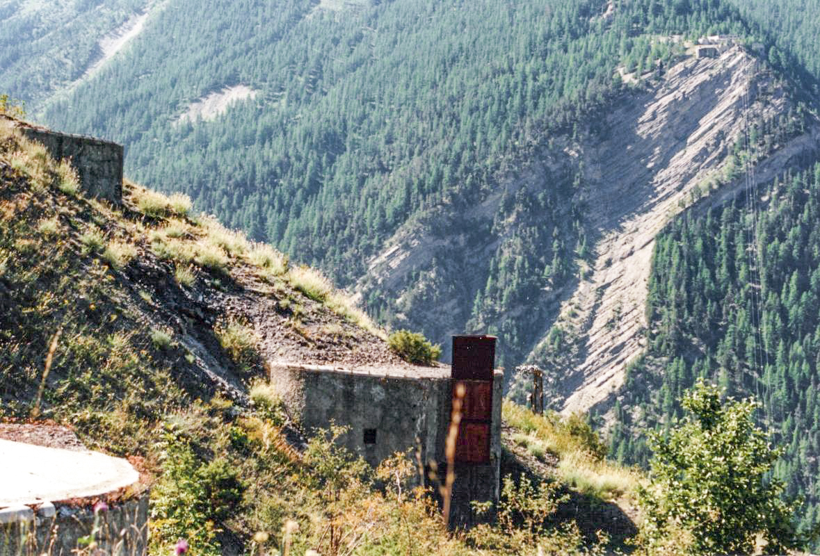 Ligne Maginot - NORD OUEST DE FONTVIVE (NOF) - (Abri) - En arrière plan l'ouvrage de La Roche La Croix - sebach