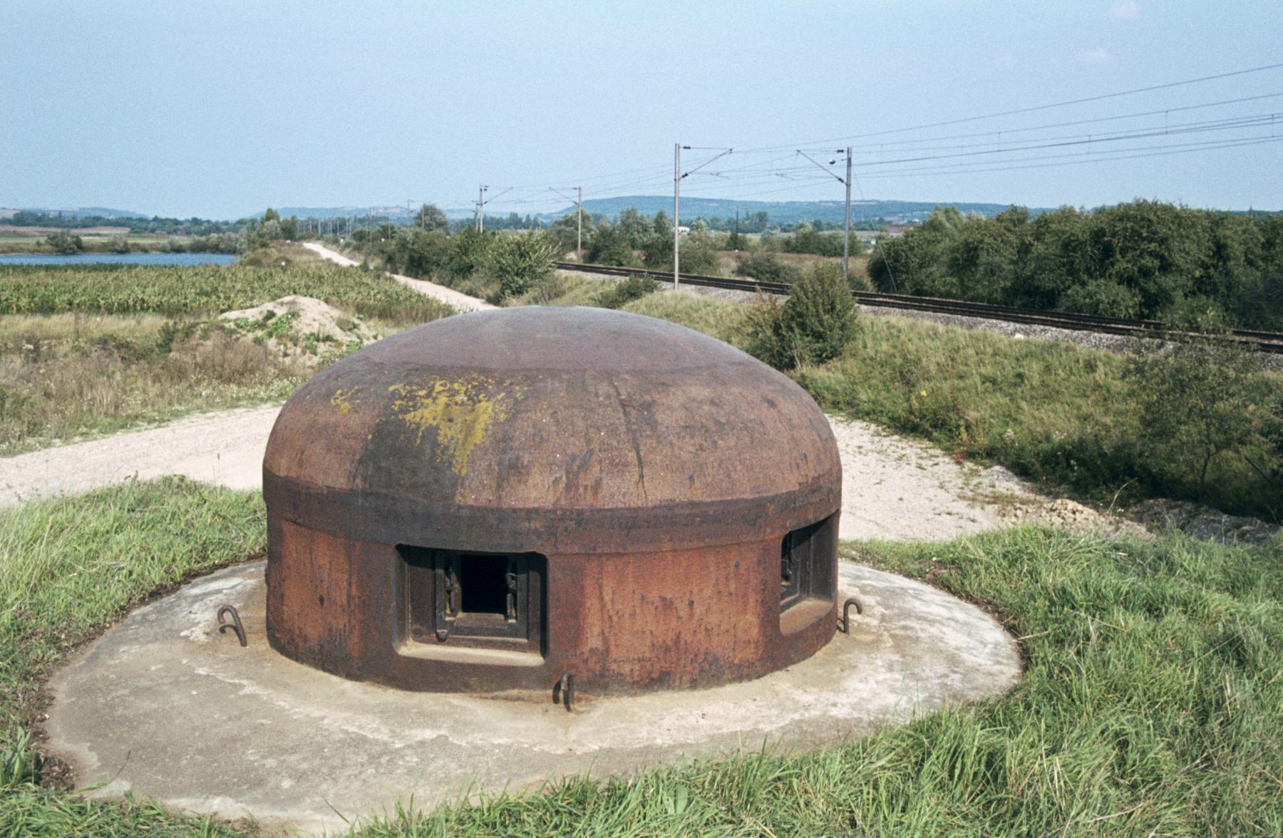 Ligne Maginot - KOENIGSMACKER NORD - C48 - (Casemate d'infanterie - Simple) - La cloche GFM est au niveau du chemin de fer - MANSUY Michel
