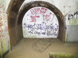 Ligne Maginot - SUD OUEST DE MAULDE - CASEMATE DE 155 - (Casemate d'artillerie) - Un des deux emplacements pour les bêches du canon