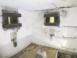 Ligne Maginot - L'ALOUETTE - (Blockhaus pour arme infanterie) - Deux des quatre trémies 'Type Condé'.
A droite l'accès en puits depuis l'abri