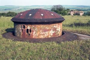 Ligne Maginot - BOVENBERG - A27 - (Ouvrage d'infanterie) - Bloc 6
La tourelle des mitrailleuses.
Le bloc 3 à l'arrière plan