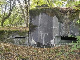 Ligne Maginot - AB313 - ROSSELN 2 - (Blockhaus pour canon) - Créneau de tir et guérite d'observation sur la gauche. 