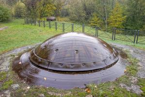 Ligne Maginot - SIMSERHOF - (Ouvrage d'artillerie) - Bloc 1
Tourelle mitrailleuse et cloche GFM à l'arrière-plan
