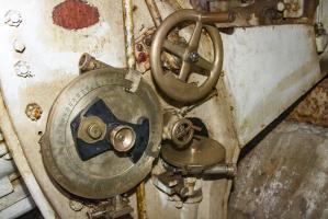 Ligne Maginot - SIMSERHOF - (Ouvrage d'artillerie) - Bloc 6
Détail des commandes de pointage de l'une des pièces de 75/32