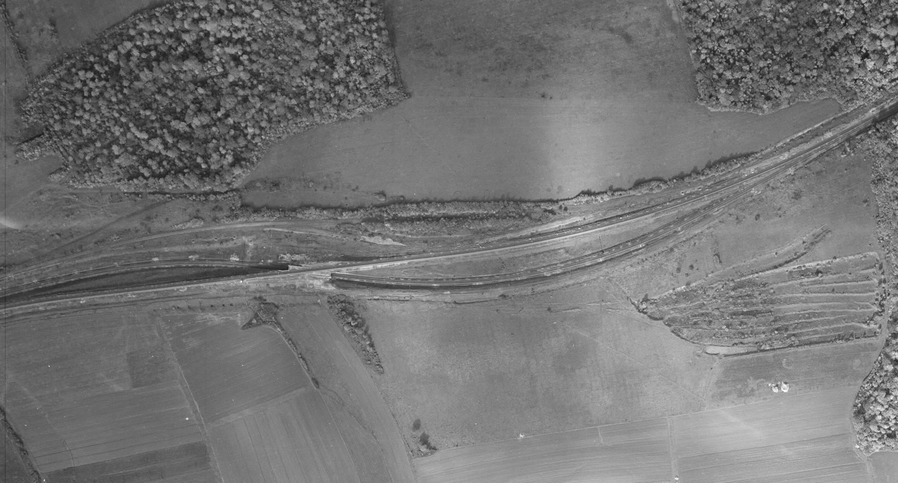 Ligne Maginot - VF60 - ROCADE SAINT-HUBERT / BOULANGE / MANCE - PARTIE SFCR - (RESEAU - Voie 60 - Antenne ou rocade ferroviaire) - Photo aérienne du transbordement de Bazonville en 1954 - Inconnu