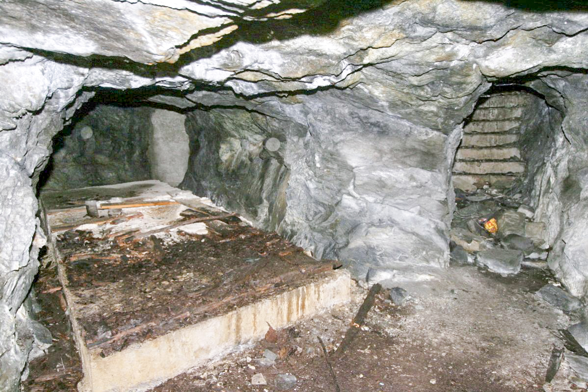 Ligne Maginot - PLANAY - (Blockhaus pour arme infanterie) - Salle unique de l'abri. Au fond à gauche le bouchon de béton de la seconde entrée - Alain Perouffe