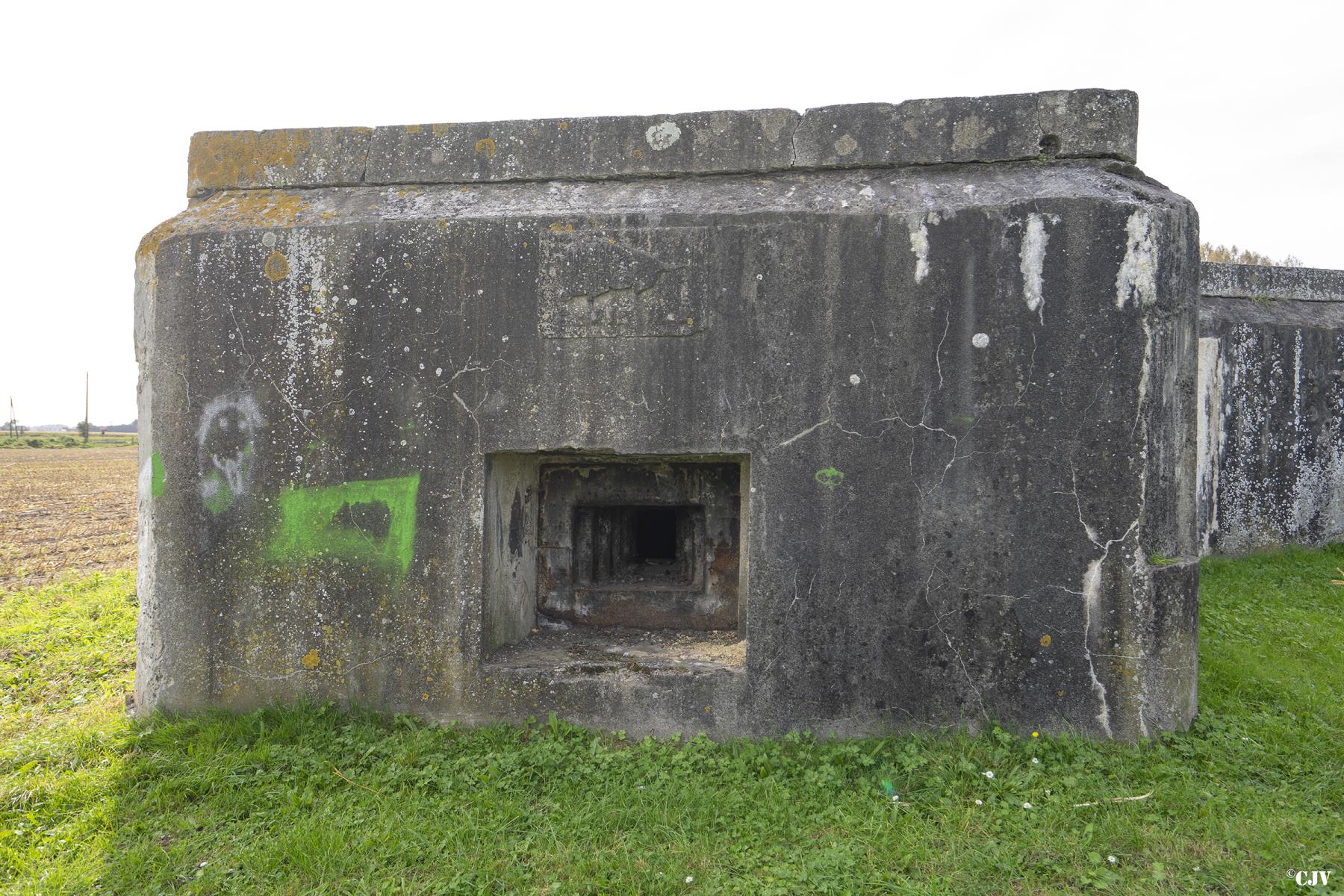 Ligne Maginot - B448 - QUATRE CHASSES (PDS) - (Abri actif) - Créneau avec cartouche en dessus - Lia VERMEULEN