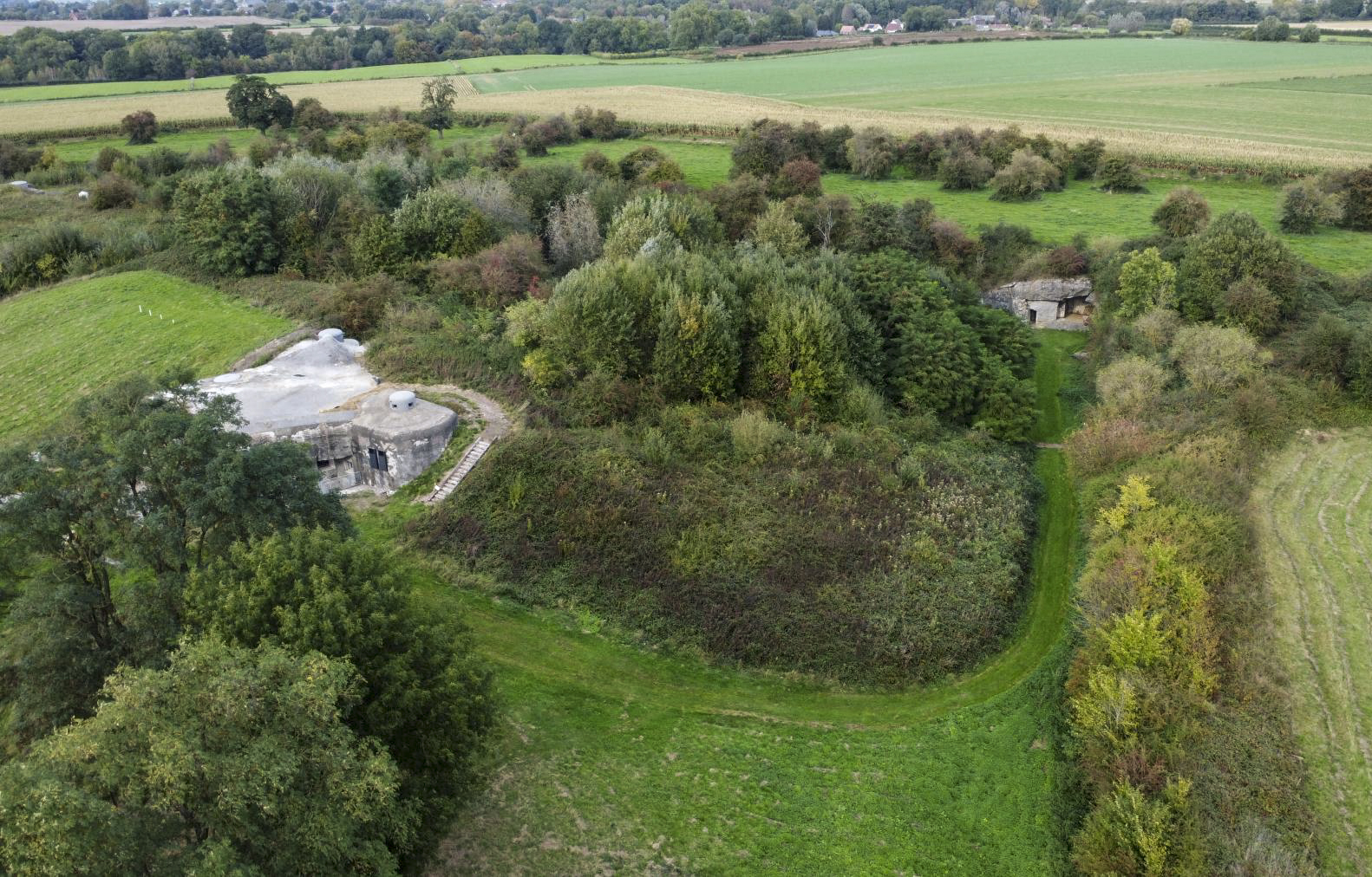 Ligne Maginot - LA SALMAGNE - (Ouvrage d'infanterie) - Bloc 2 
A droite le fossé et la caponnière de l'ancien fort - ELLENA Daniel - CUNY Philippe 