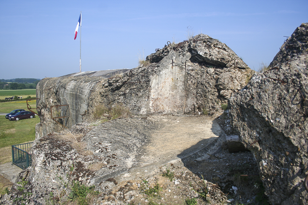 Ligne Maginot - LA SALMAGNE - (Ouvrage d'infanterie) - Bloc 2
Le bloc est dans l'état d'avant la reconstruction et mise en place d'une nouvelle cloche (dont on voit aussi le puits, explosé) - Michel Teiten