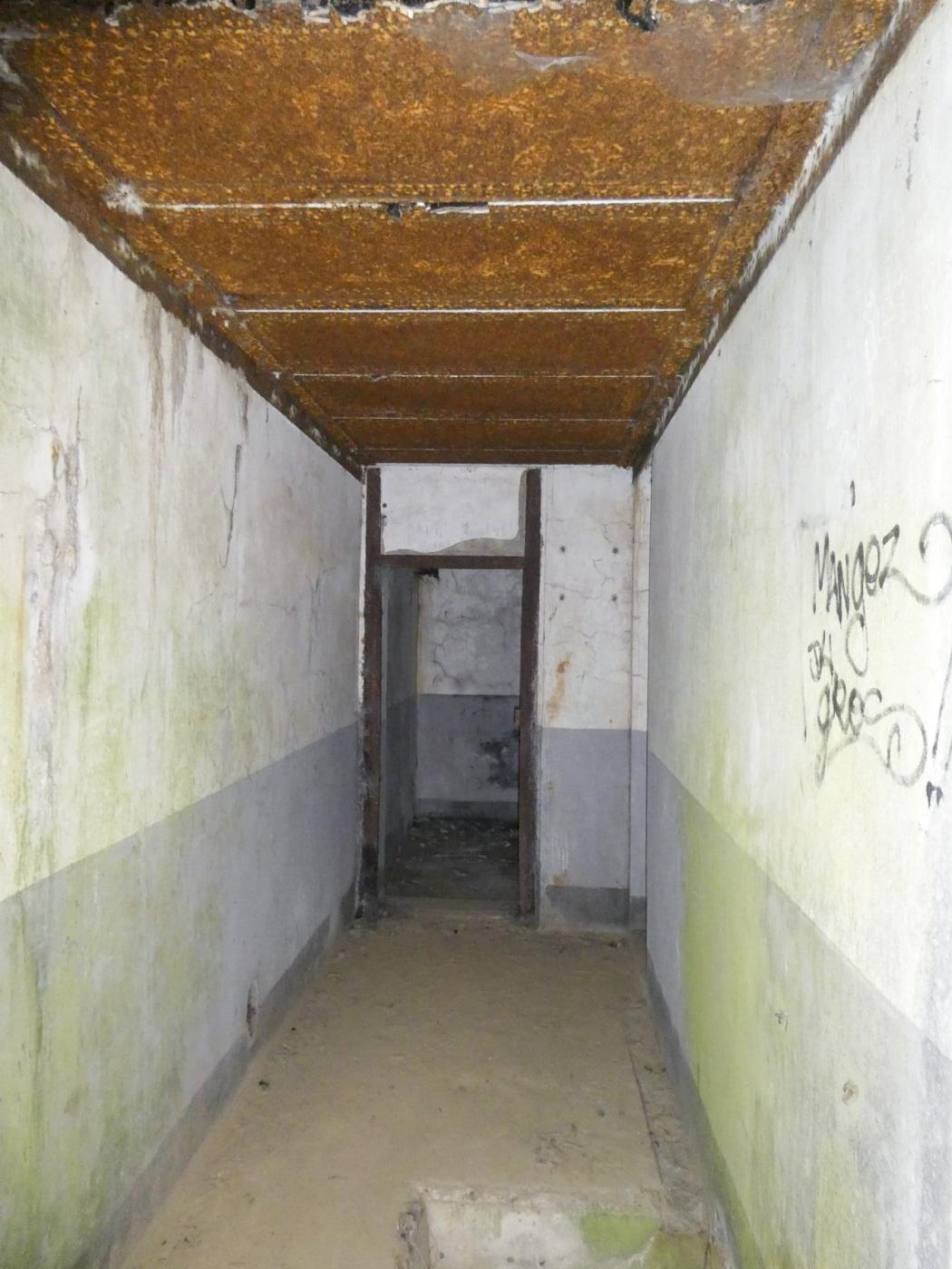 Ligne Maginot - SUD OUEST DE MAULDE - CASEMATE DE 155 - (Casemate d'artillerie) - Couloir coté gauche vers le local à fusées et le local à gargousses - ELLENA Daniel - CUNY Philippe 