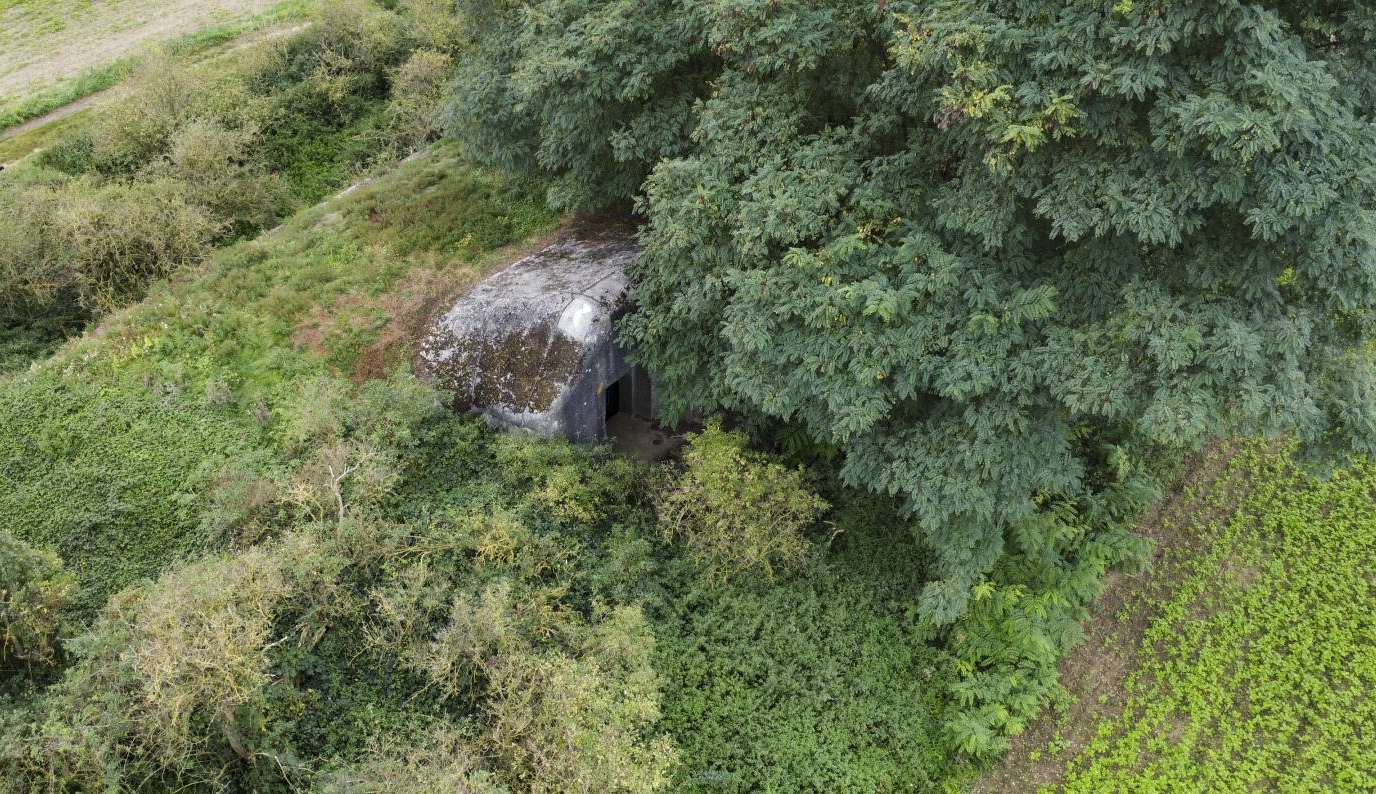 Ligne Maginot - SUD OUEST DE MAULDE - CASEMATE DE 155 - (Casemate d'artillerie) - Vue aérienne coté embrasure - ELLENA Daniel - CUNY Philippe 