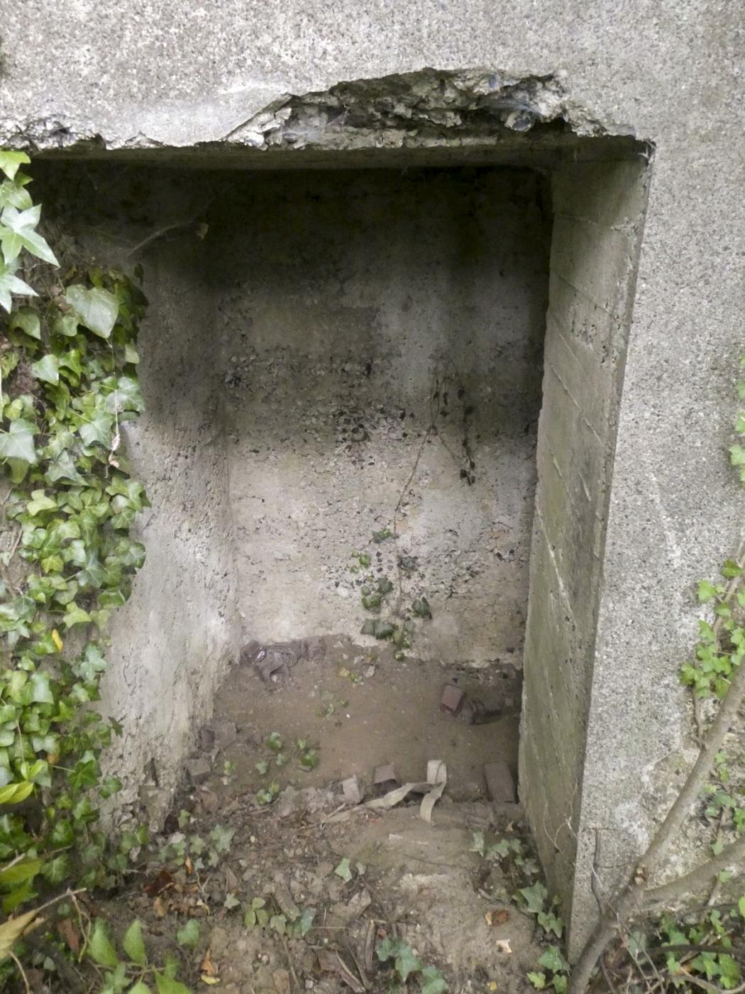 Ligne Maginot - L'ALOUETTE - (Blockhaus pour arme infanterie) - Entrée gauche de l'abri  - ELLENA Daniel - CUNY Philippe 