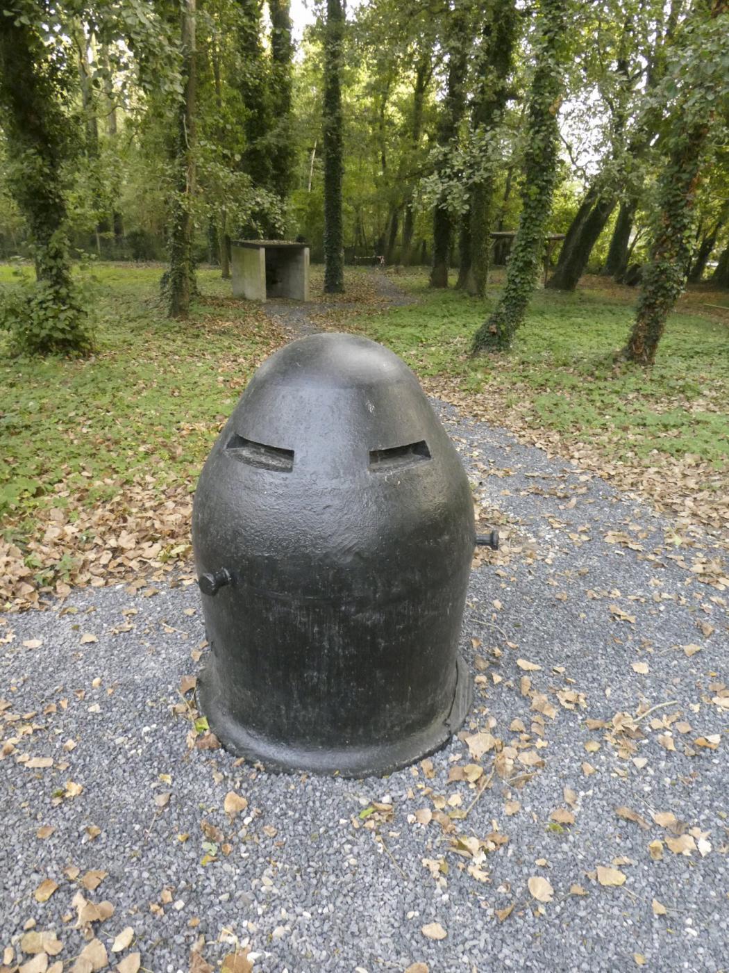 Ligne Maginot - CIMETIERE DU MONT DES BRUYERES - C2 - (Casemate d'infanterie - Simple) - En exposition: cloche type Valenciennes - ELLENA Daniel - CUNY Philippe