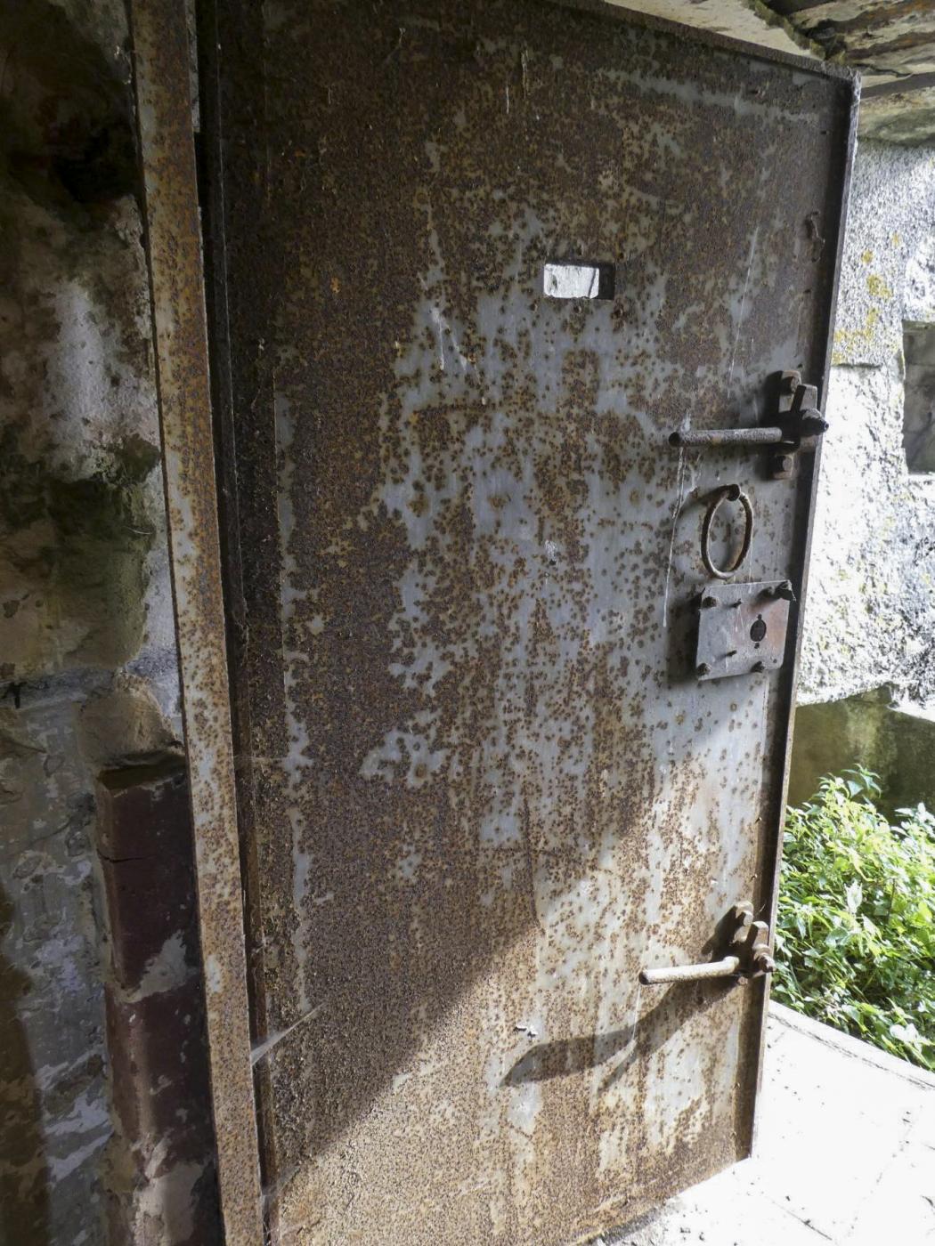 Ligne Maginot - CREVECOEUR - (Casemate d'infanterie - Double) - L'entrée - ELLENA Daniel - CUNY Philippe